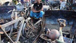 Bangladešo sostinės Dakos lūšnyno gyventojai gedi gaisro aukų