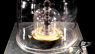 Kilogramo etalonas, pagamintas iš iridžio ir platinos bei saugomas Paryžiuje, Bretėjaus paviljone