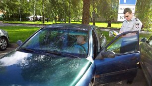 Girtas vairuotojas automobilį sudaužytu stiklu pasistatė &scaron;alia policijos pareigūnų