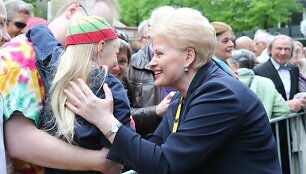 D.Grybauskaitės santykiai su politikais i&scaron; &scaron;ono dažnai atrodė dalyki&scaron;ki, &scaron;alti, kartais &ndash; net prie&scaron;i&scaron;ki. Visai kitokia prezidentė bendraudama su visuomene &ndash; ji stengėsi i&scaron;likti paprastų žmonių prezidente.