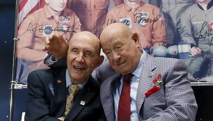 Legendiniai kosmonautai Thomasas Staffordas (kairėje) ir Aleksejus Leonovas susitinka praėjus 40 m. nuo istorinio rankų paspaudimo