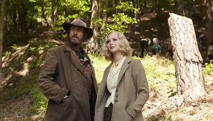 Rhysas Ifansas ir Jennifer Lawrence filme &bdquo;Serena&ldquo;
