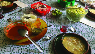 &Scaron;ventinė pozole &ndash; tiršta &bdquo;sriuba&ldquo; su kiauliena ir kukurūzais, patiekiama su įvairiais garnyrais