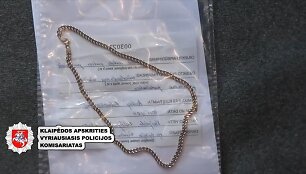 Trys vyrai, susigundę istorijomis apie palaidotą vyrą su stora auksine grandine, ryžosi i&scaron;kasti kapą.