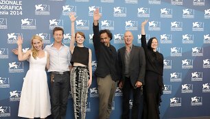 Komedijos &bdquo;Žmogus-pauk&scaron;tis arba netikėta nežinojimo dorybė&ldquo; režisierius Alejandro Gonzalezas Inarritu (trečias i&scaron; de&scaron;inės) su filmo aktoriais Amy Ryan, Edwardu Nortonu, Emma Stone, Michaelu Keatonu ir Andrea Riseborough