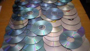 Pas sulaikytą kaunietė namuose rasta 49 kompaktiniai diskai, kuriuose įrašyta pornografinė medžiaga - nuotraukos ar filmuoti kadrai.