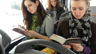 Skaitantys knygas rumunai vie&scaron;uoju transportu važiuoja nemokamai