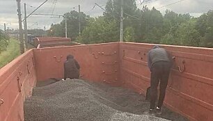 Nelegalias cigaretes slėpė traukinyje po skalda