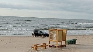 15min skaitytojas atkreipė dėmėsį į paplūdimiu važinėjantį automobilį. 