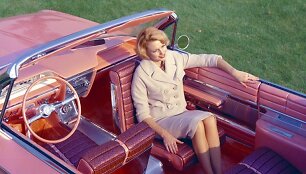 1961-ųjų Buick Flamingo koncepcinis automobilis su 180 laipsnių besisukiojančia sėdyne &ndash; buvo teigiama, kad taip galima lengvai bendrauti su gale sėdinčiais keleiviais (GM nuotrauka).