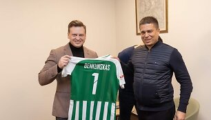 Valdas Benkunskas sveikina Vilniaus futboloninkes