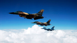 JAV naikintuvas &bdquo;F-16 Falcon&ldquo; maskuojamosios spalvos imituoja prie&scaron;o &bdquo;Mig&ldquo;