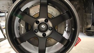 Stabdžiai pasirinkti pagal svorio ir efektyvumo santykį: lengviausia, ką įmanoma rasti pagal diametrą sprinto tipo lenktynėms. Priekyje 365 mm, gale &ndash; 343 mm