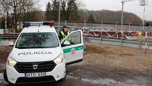 Ant pervažos užstrigusio automobilio vairuotojui padėjo Kauno pareigūnės