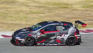 Lenktynėse debiutavo su „Cupra TCR“