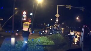 Dideliu greičių sprukęs BMW vairuotojas rėžėsi į &scaron;viesoforą