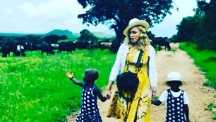 Madonna su dvynukėmis Esther ir Stella