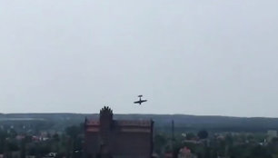 Lenkijoje per aviacijos šventę į Vyslą nukrito akrobatinis lėktuvėlis
