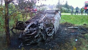 Kai&scaron;iadorių rajone vertėsi ir užsidegė girto vyro vairuojamas &bdquo;Renault&ldquo;