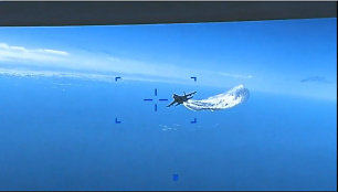 Kadras iš vaizdo įrašo, kuriame Rusijos lėktuvas susiduria su JAV dronu