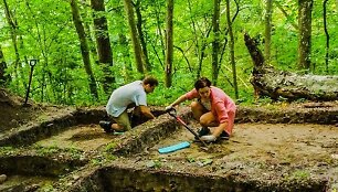 Archeologai, kasinėdami neseniai mokslininkų bendruomenės &bdquo;atrastą&ldquo; Kukuli&scaron;kių piliakalnį, aptiko įdomių radinių: gintaro, keramikos, grūstuvę.