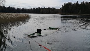 Iš Platelių ežero dugno ištrauktos sukežusios valtys