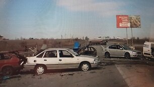 Greitkelyje Rusijos okupantų su&scaron;audyti ukrainiečių automobiliai