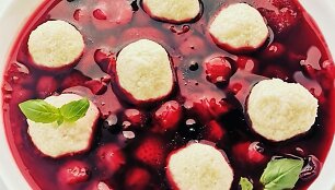 &Scaron;alta uogų sriuba su &scaron;iltais var&scaron;kėtukais