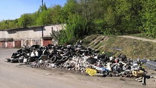 Šiukšlynas garažų bendrijos teritorijoje