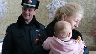 Pareigūnai  atne&scaron;ė dovanų vieni&scaron;ai daugiavaikei mamai Batniavoje