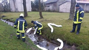 Ugniagesiai sulaikė ter&scaron;alų srautą Lendros upelyje. 