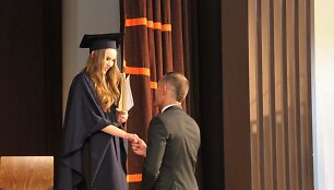 Vie&scaron;os sužadėtuvės diplomų įteikimo &scaron;ventėje &ndash; staigmena mylimajai