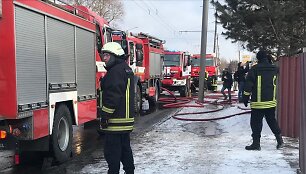 Kauno Raudondvario plente užsidegė medinis namas