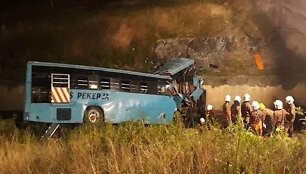 Autobusas nulėkė į daubą