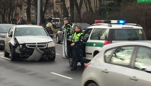puse-miesto-apdauzytu-automobiliu-iveikusi-neblaivi-vairuotoja-sulaikyta-antakalnyje