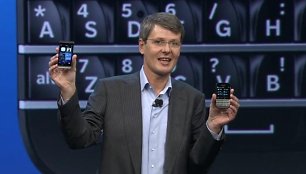 „Blackberry“ vadovas Thorstenas Heinsas pristato naujuosius telefonus.