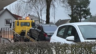 Apsvaigusio vairuotojo „Mercedes Benz“ buvo išvežtas specialaus transporto.