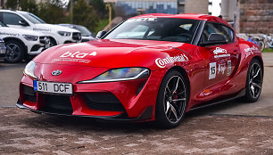 Konkurso „Metų automobilis 2020“ dalyviai prie Martyno Mažvydo bibliotekos, Toyota Supra