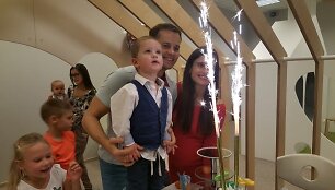 Agnė ir Nerijus Ju&scaron;kos su sūnumi Pauliumi
