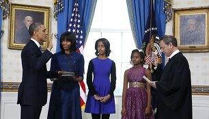 JAV prezidentas Barackas Obama, Michele Obama, Malia Obama, Sasha Obama ir Auk&scaron;čiausiojo Teismo pirmininkas Johnas Robertsas