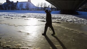 &Scaron;altis sustingdė per Vilnių tekančią Nerį.