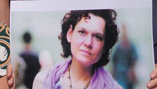 Protestuotoja laiko Asli Erdogan nuotrauką