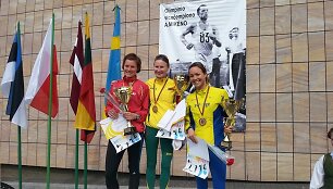 Brigita Virbalytė (viduryje)