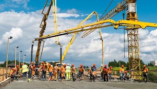 Pavilnionių viaduko betonavimo darbai Vilniaus vakariniame aplinkkelyje