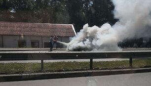 Kaune užsidegusį automobilį pirmieji suskubo gesinti pareigūnai