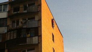 Naujamiestyje mergina i&scaron;&scaron;oko i&scaron; 8 auk&scaron;to