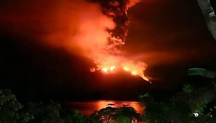Indonezijoje, Sulavesyje, išsiveržė Ruango ugnikalnis