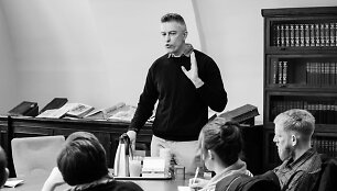 Laimonas Briedis pristato svečiams knygą apie Vilnių
