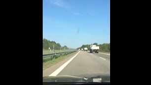 Penktadienio vakarą automagistralėje į Klaipėdą vairuotojų dėmesį atkreipė vilkstinė naujų rusi&scaron;kų sunkvežimių