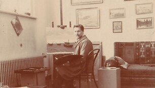 A. Žmuidzinavičius dirbtuvėje prie molberto 1932 m.